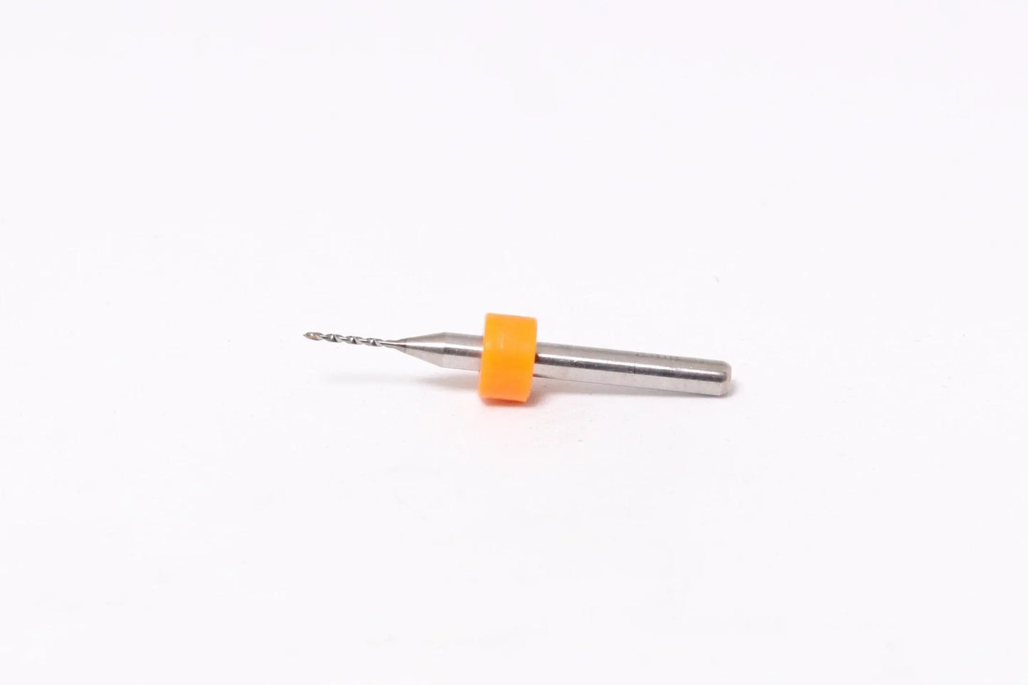 Foret de nettoyage métallique avec bague orange, posé horizontalement sur fond blanc