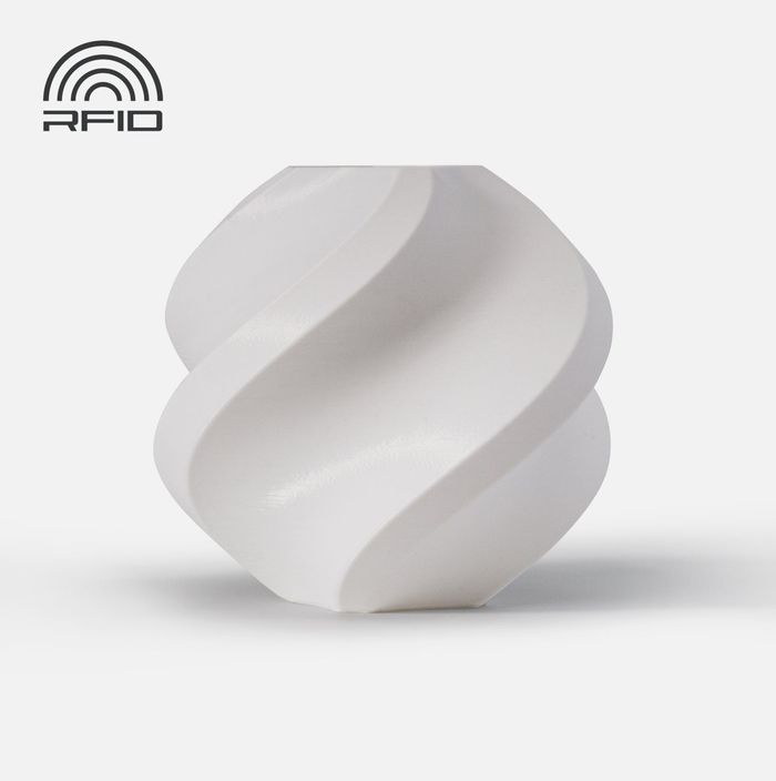 Un objet blanc torsadé en gros plan sur fond blanc, avec un logo RFID en haut à gauche