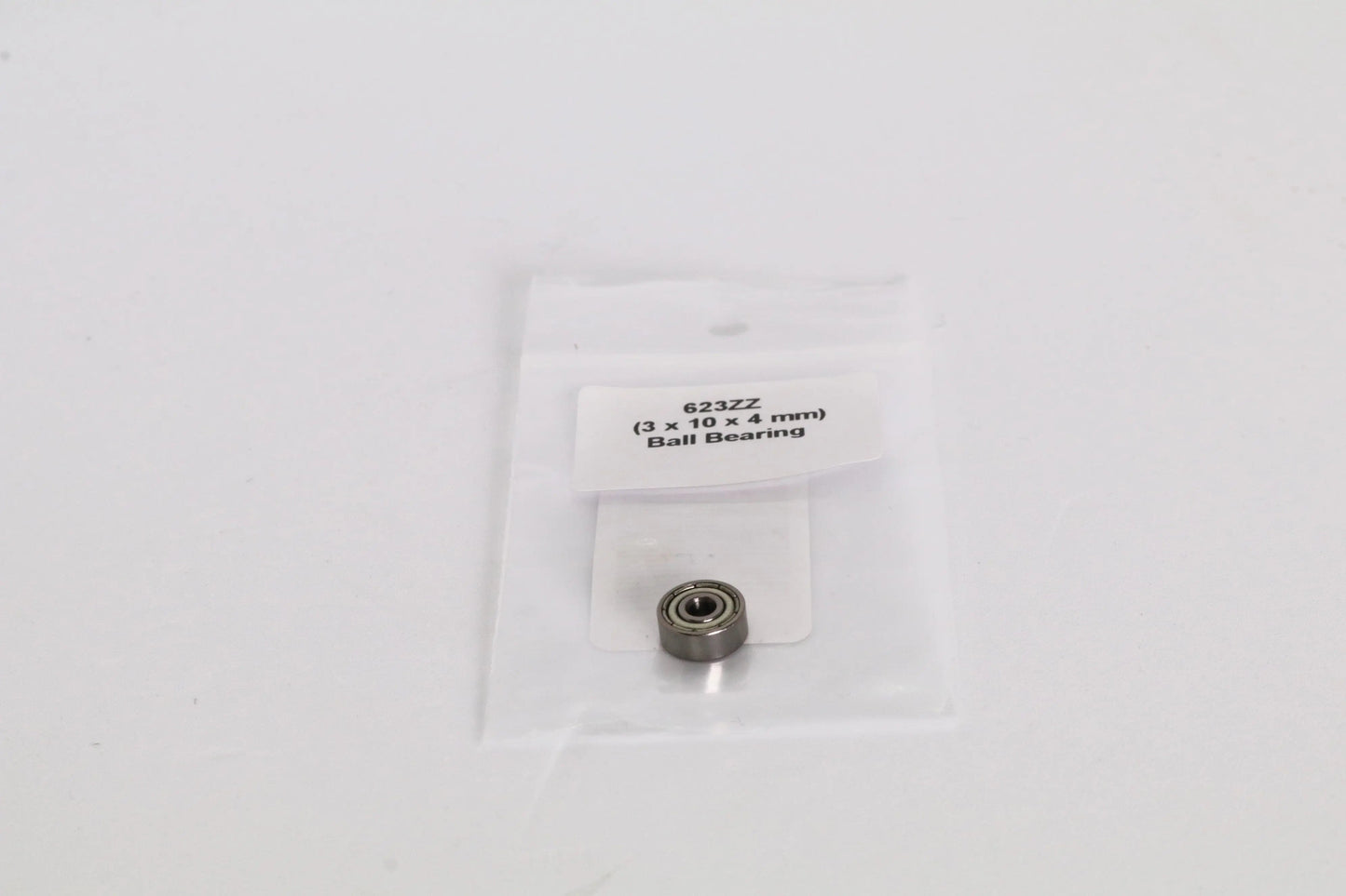 Un petit roulement métallique dans un sachet plastique transparent, étiquette « 623ZZ (3 x 10 x 4 mm) Ball Bearing » visible