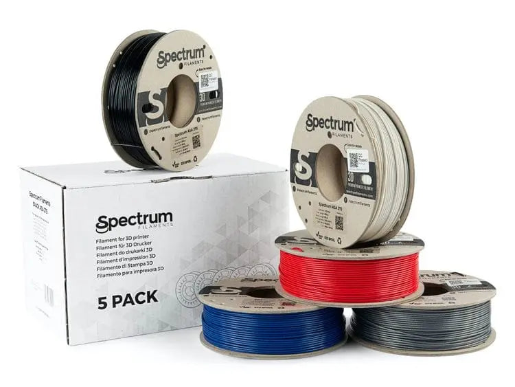 Cinq bobines de filament Spectrum avec une boîte « 5 PACK », empilées sur fond blanc