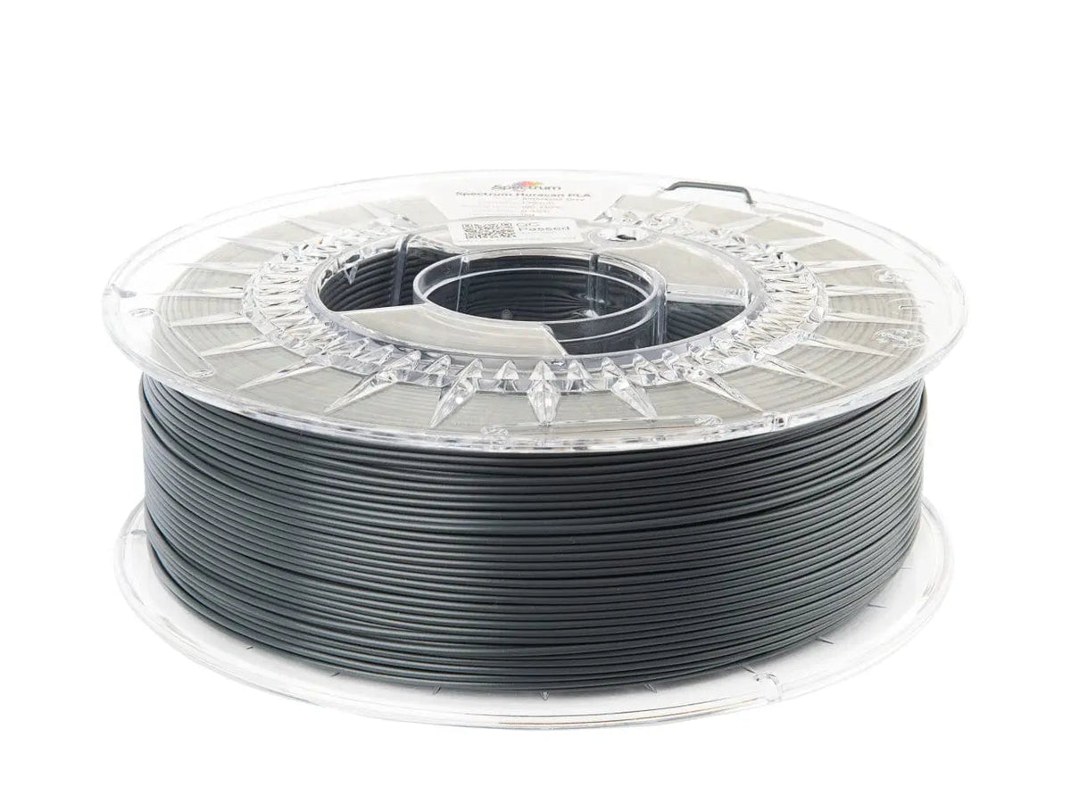 Bobine de filament gris anthracite enroulée sur une bobine transparente vue de trois quarts