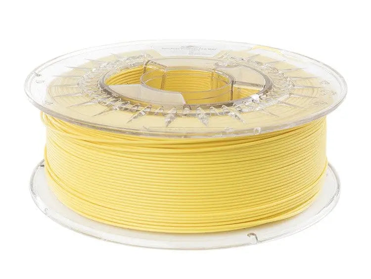 Bobine de filament jaune clair sur une bobine transparente, vue de côté sur fond blanc