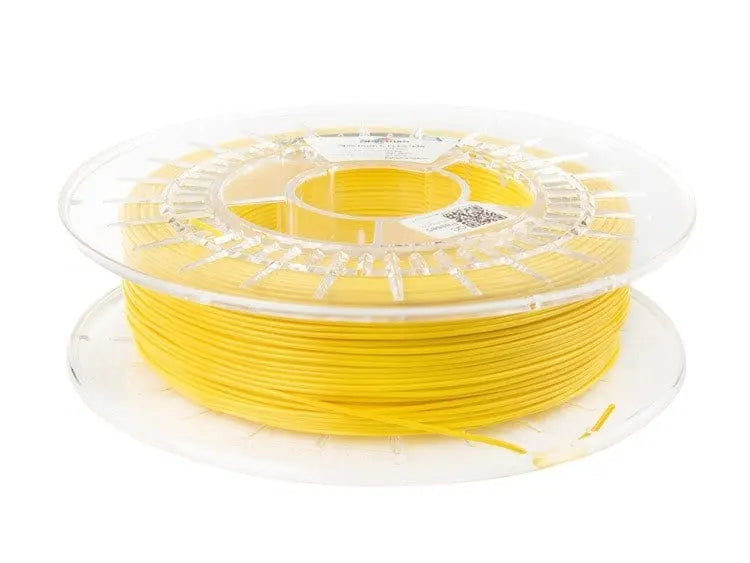 Bobine de filament jaune translucide sur une spule transparente, vue de trois quarts sur fond blanc