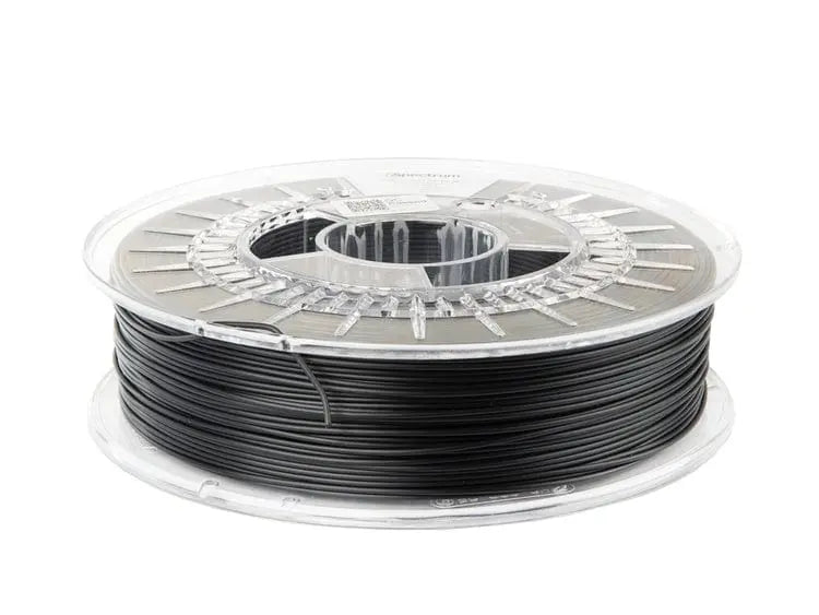 Bobine de filament noir sur une spule transparente, vue de trois quarts sur fond blanc