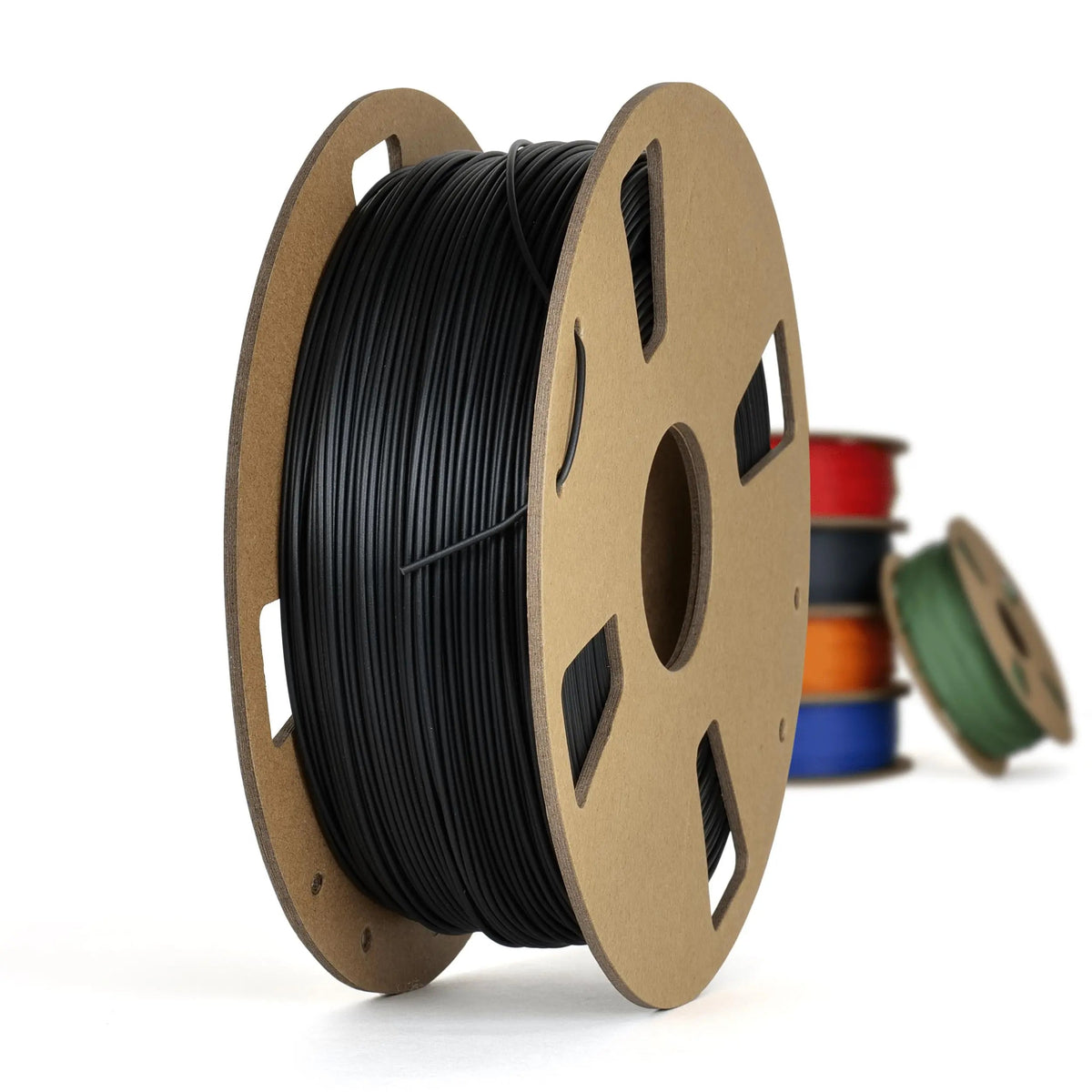 Bobine de filament noir sur support en carton, avec plusieurs bobines floues en arrière-plan