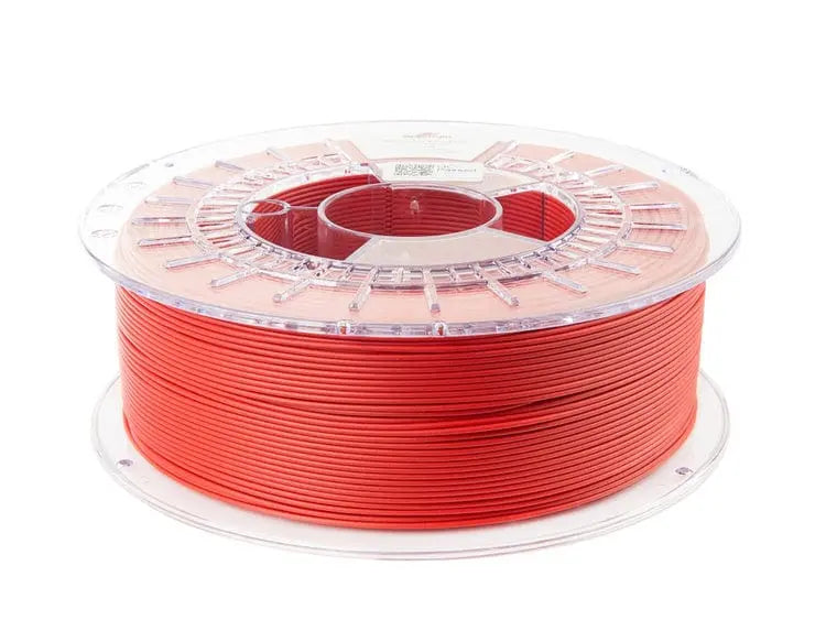 Bobine de filament rouge sang enroulée sur une bobine plastique transparente, vue de trois quarts sur fond blanc
