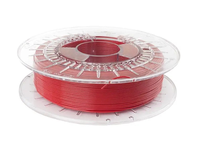 Bobine de filament rouge sang enroulée sur une spoule transparente, vue de trois quarts sur fond blanc