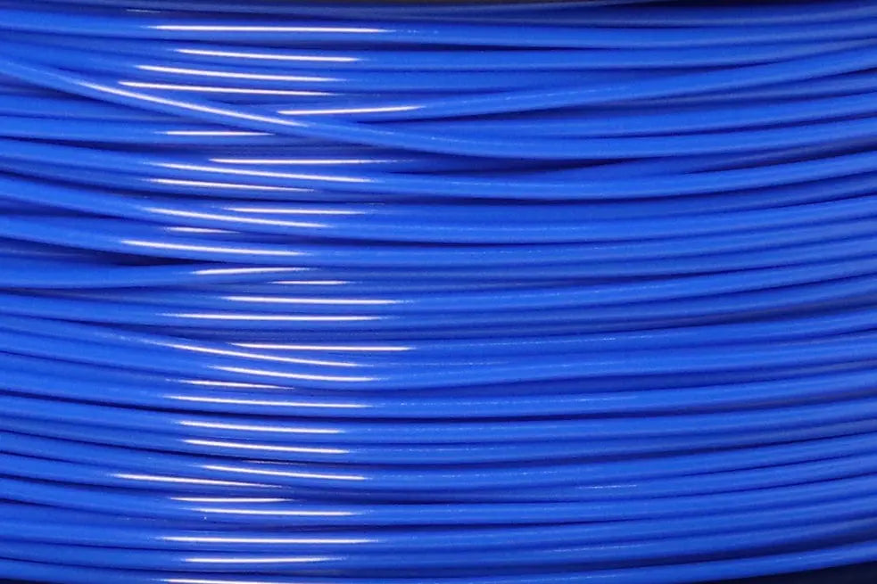 Gros plan de filament bleu enroulé, remplissant tout le cadre