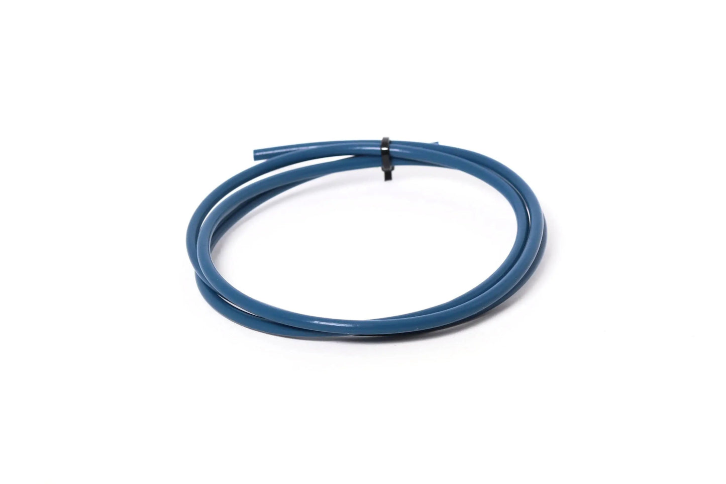 Un tube PTFE bleu enroulé sur fond blanc, maintenu par un petit collier noir