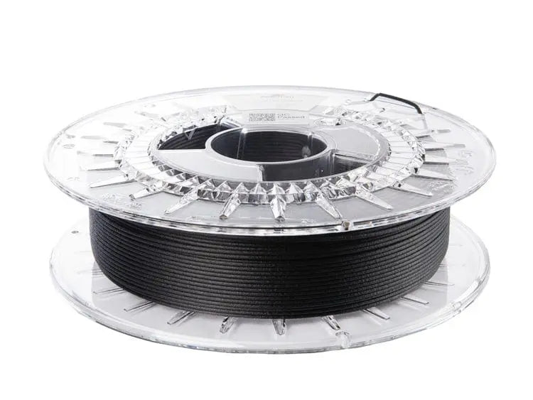 Bobine de filament noir enroulée sur une bobine transparente, vue de trois quarts sur fond blanc