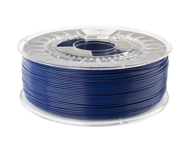 Bobine de filament bleu foncé enroulée sur une bobine transparente, vue de trois quarts sur fond blanc