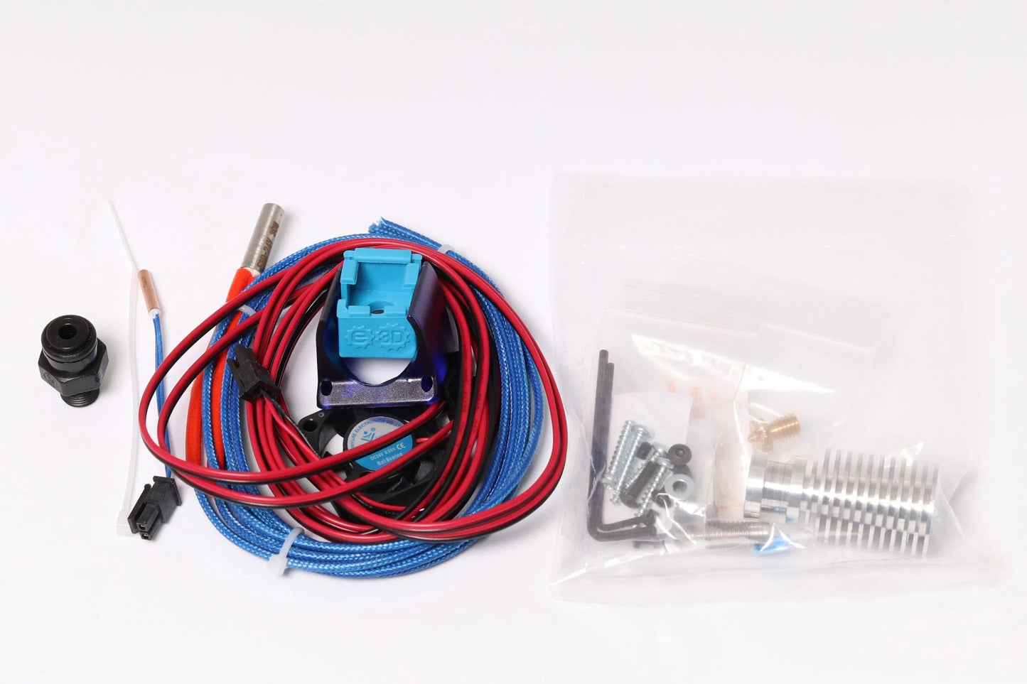 Kit hotend E3D avec câbles rouge et bleu enroulés, ventilateur, buses et sachet de vis à droite