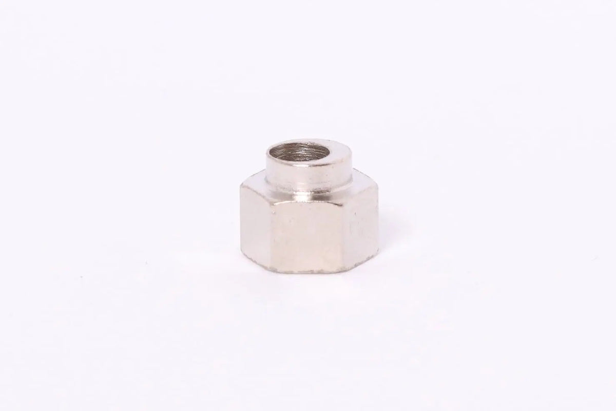 Petit spacer hexagonal métallique avec filetage intérieur, centré sur fond blanc
