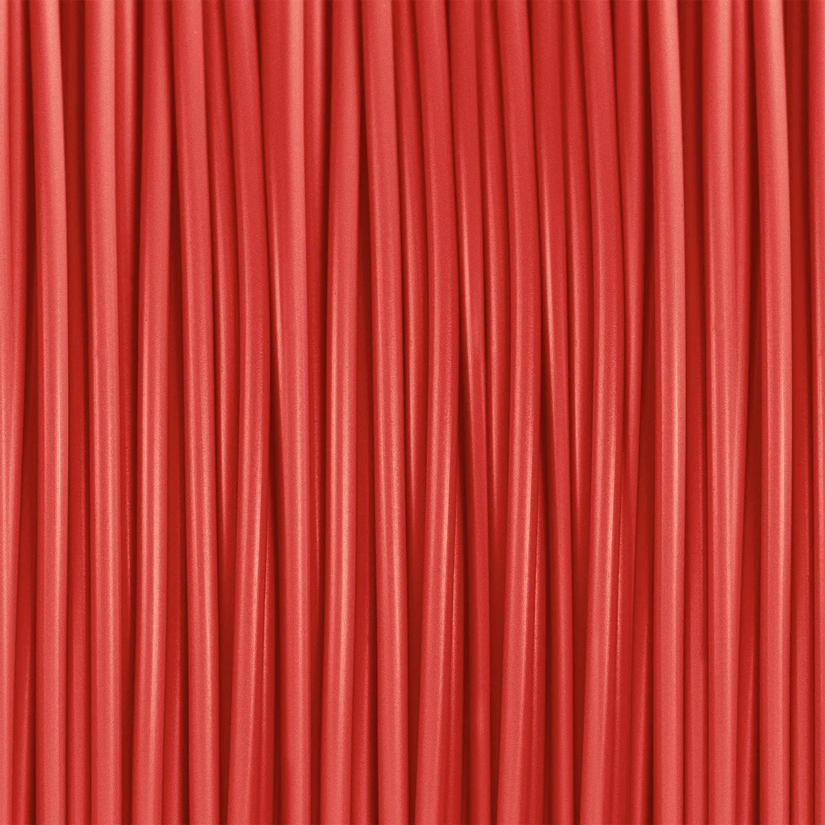 Gros plan sur des brins de filament rouge vif alignés verticalement en continu