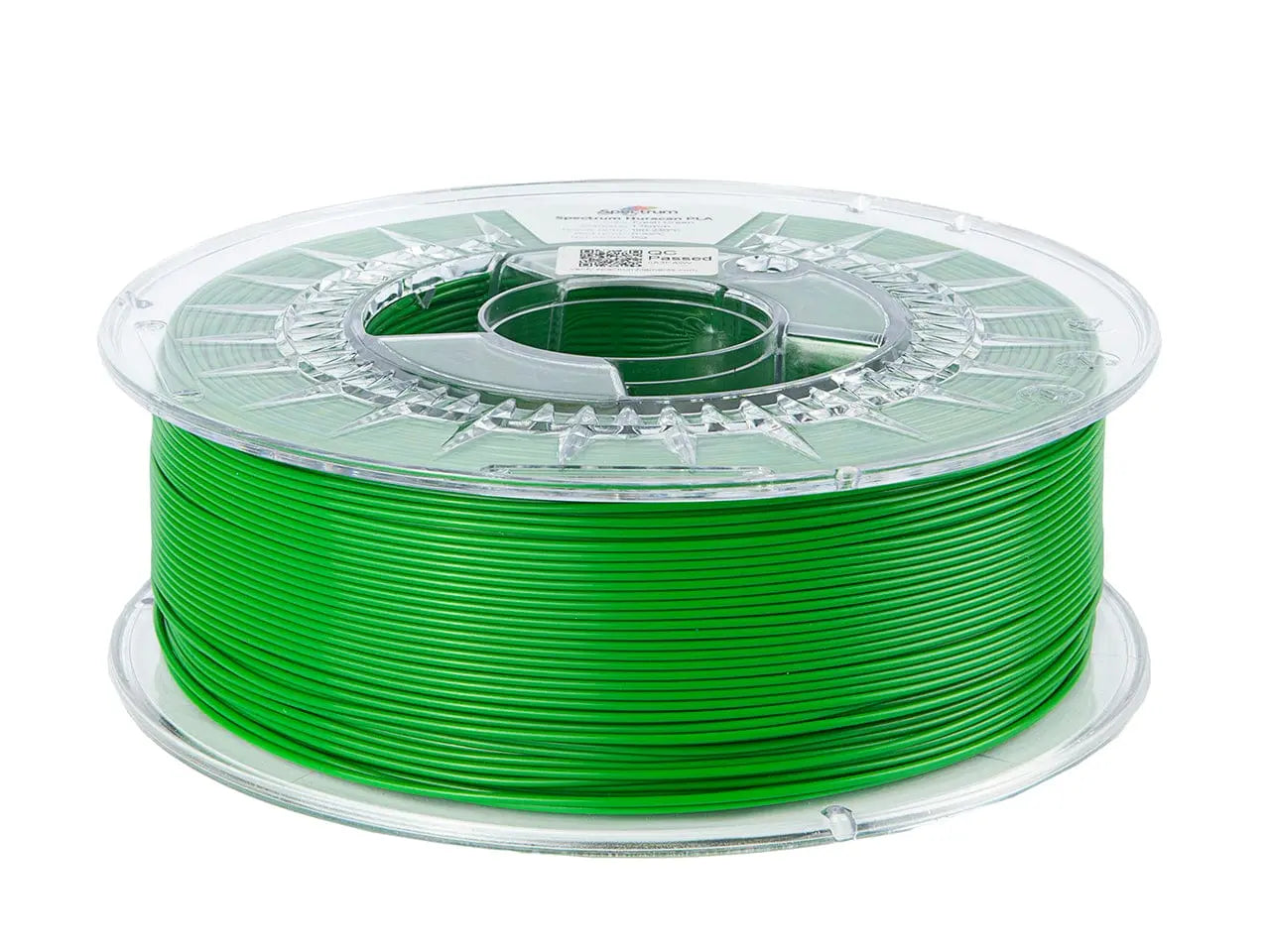 Bobine de filament vert vif sur une bobine transparente, vue de trois quarts sur fond blanc