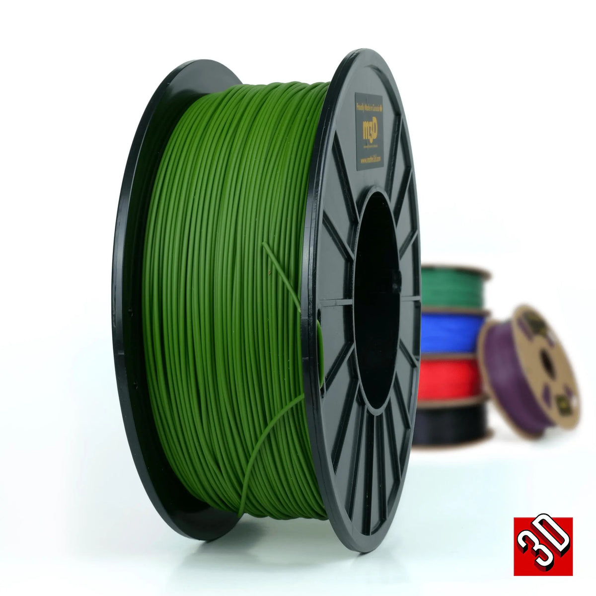 Bobine de filament vert en gros plan, avec d’autres bobines floues à l’arrière-plan
