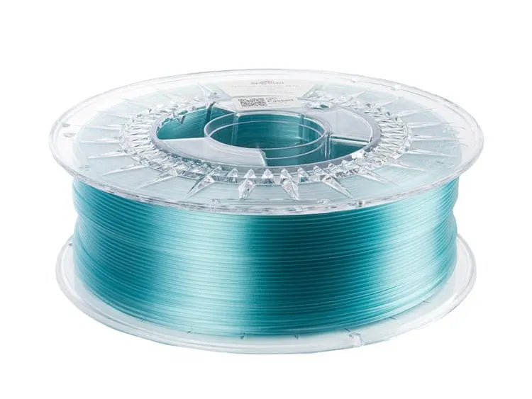 Bobine de filament bleu glacier translucide sur support plastique transparent, vue de trois quarts sur fond blanc