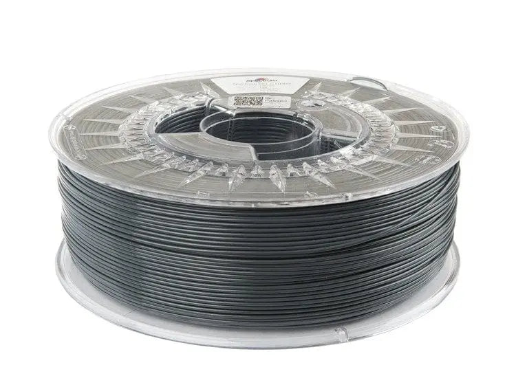 Bobine de filament gris foncé enroulée sur une bobine transparente, vue de trois quarts sur fond blanc