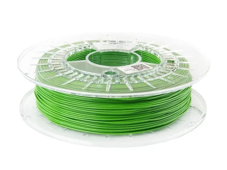 Bobine de filament vert lime enroulée sur une bobine transparente, vue de trois quarts sur fond blanc