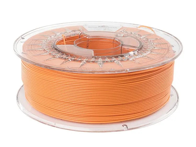 Bobine de filament orange enroulée sur un support transparent, vue de trois quarts sur fond blanc