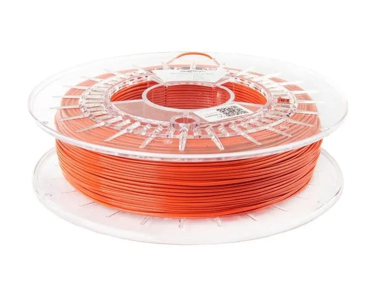 Bobine de filament orange vif enroulée sur une bobine transparente, vue de trois quarts sur fond blanc