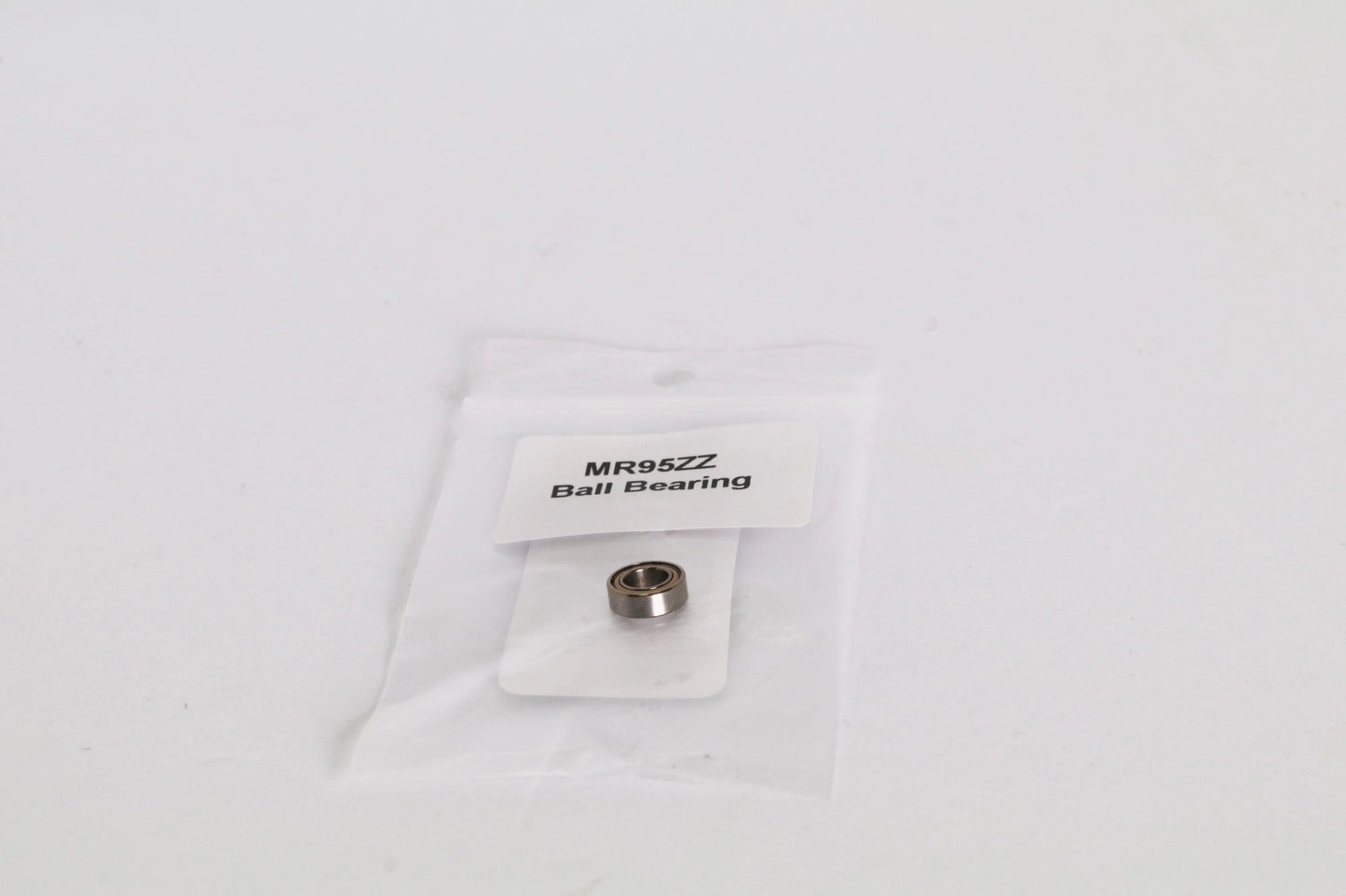 Petit roulement métallique dans un sachet plastique transparent avec étiquette « MR95ZZ Ball Bearing »