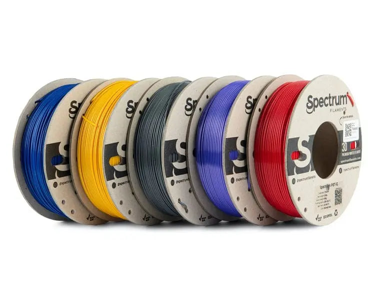 Cinq bobines de filament Spectrum alignées, de gauche à droite bleu, jaune, gris, violet et rouge