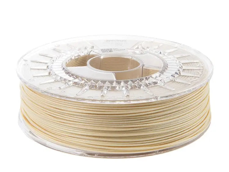 Bobine de filament beige enroulée sur une bobine plastique transparente, vue de trois quarts sur fond blanc