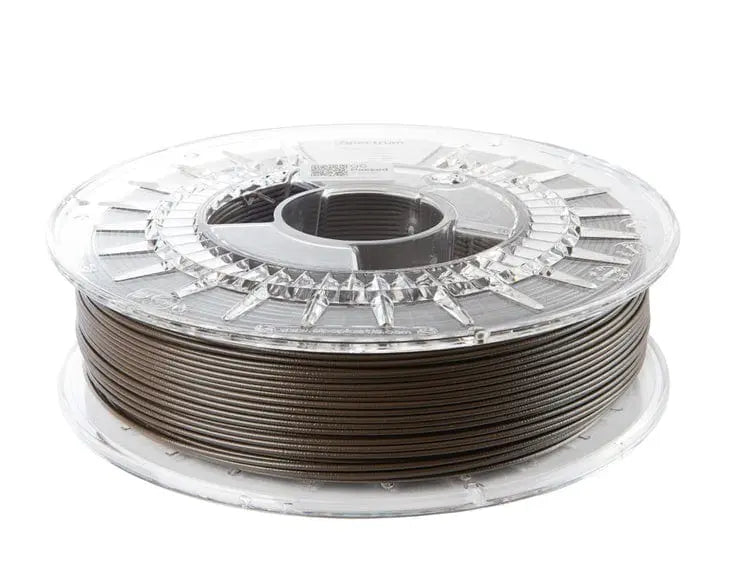 Bobine de filament marron sur un support transparent, vue de trois quarts sur fond blanc