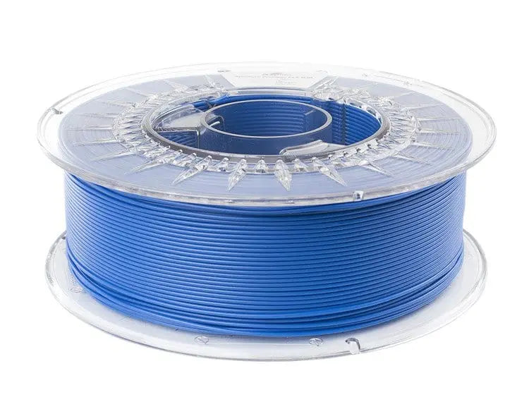 Bobine de filament bleu marine enroulé sur une bobine transparente, vue de trois quarts sur fond blanc