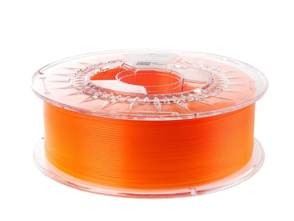 Bobine de filament orange néon enroulée sur une bobine transparente, vue de trois quarts sur fond blanc