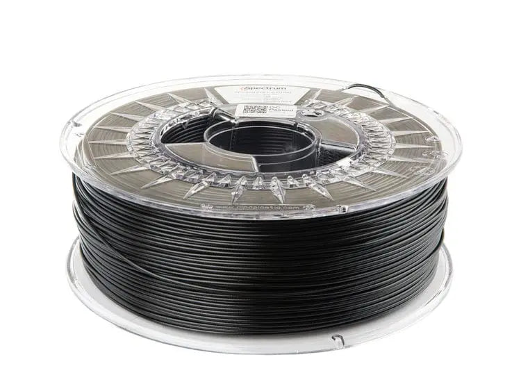 Bobine de filament noir sur une bobine transparente, vue de trois quarts sur fond blanc