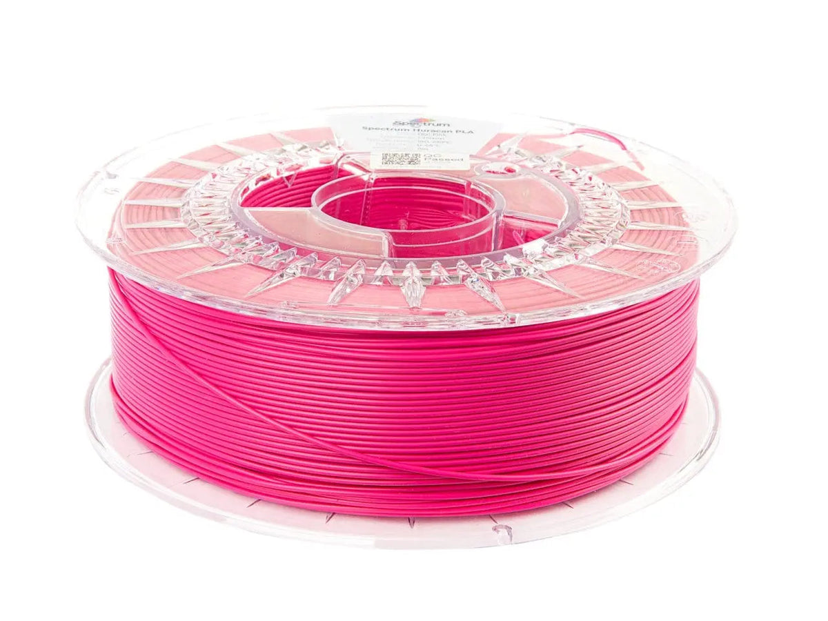 Bobine de filament PLA rose vif enroulée sur une bobine transparente, vue de trois quarts sur fond blanc