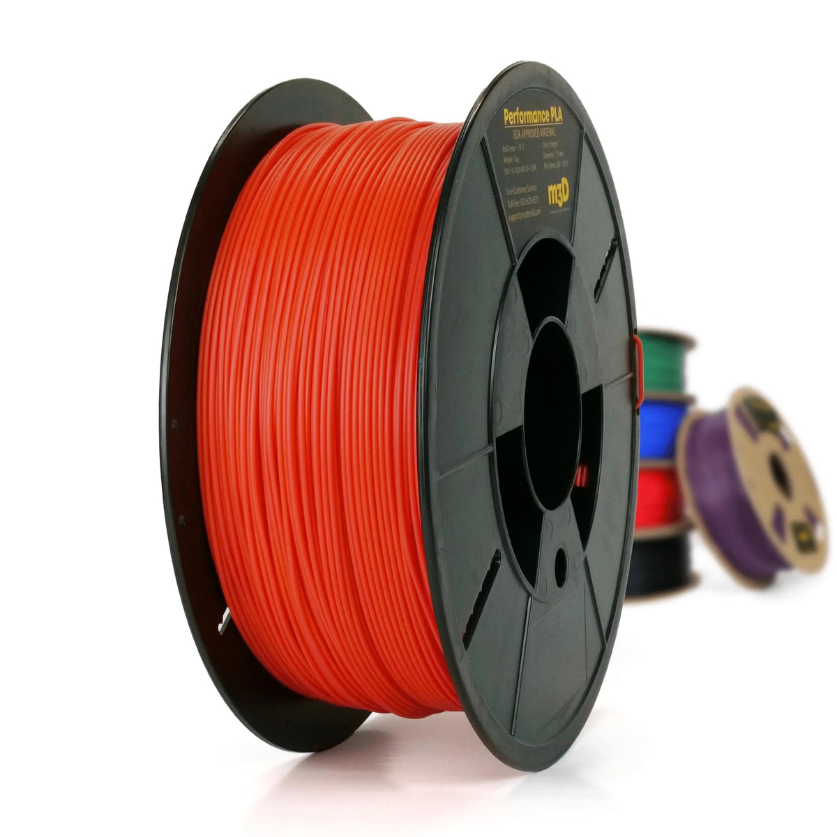 Bobine de filament orange en gros plan, avec d’autres bobines floues à l’arrière-plan