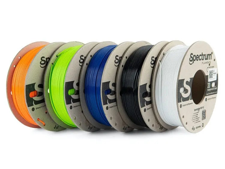Cinq bobines de filament Spectrum alignées en éventail, orange, vert fluo, bleu, noir et blanc sur fond blanc