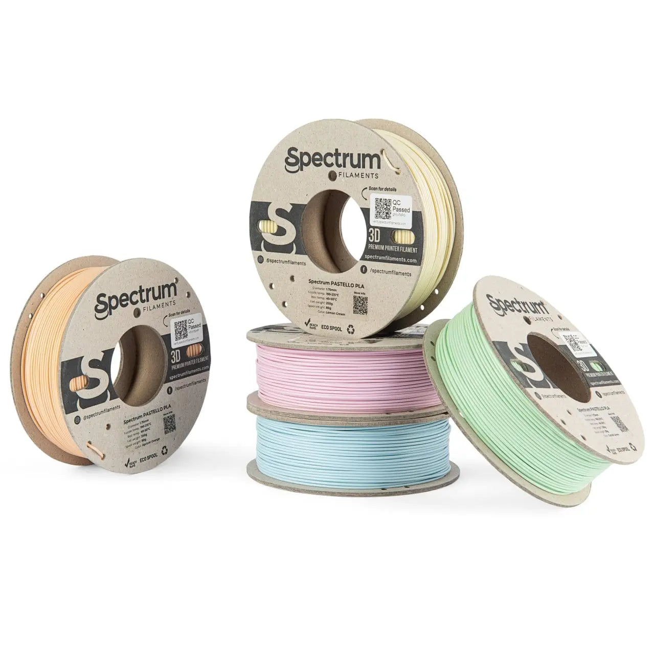 Cinq bobines de filament Spectrum Pastello, avec des couleurs pastel empilées et inclinées sur fond blanc