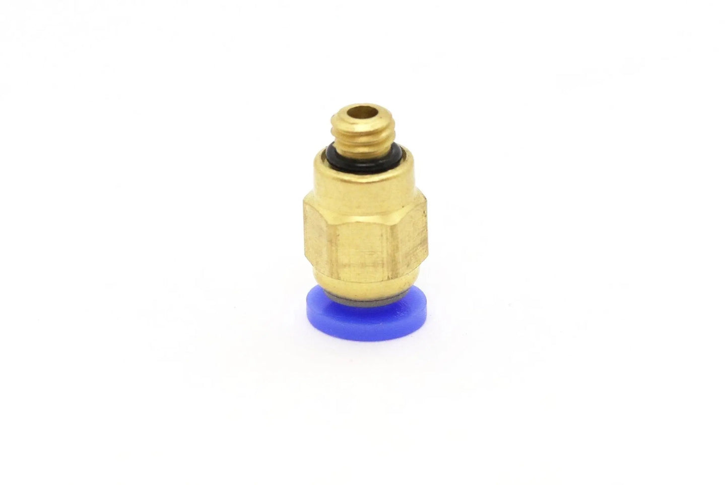 Raccord pneumatique en laiton centré sur fond blanc, avec bague bleue en bas
