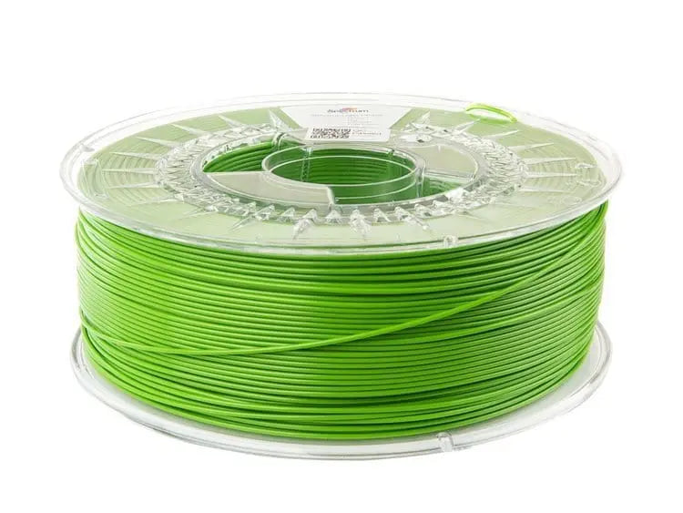 Bobine de filament vert vif enroulée dans une bobine transparente, vue de trois quarts sur fond blanc