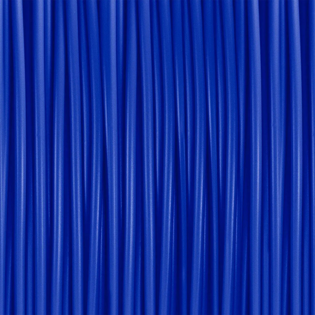 Gros plan de filament bleu saphir en brins verticaux serrés occupant tout le cadre