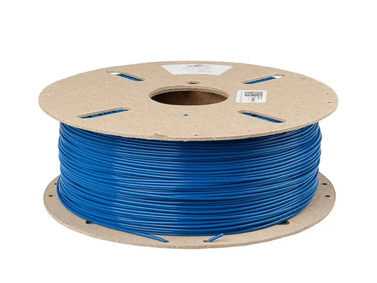 Bobine de filament bleu sur un carton, vue de trois quarts sur fond blanc