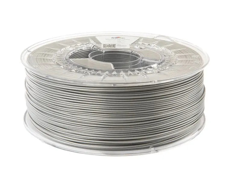 Bobine transparente de filament gris argenté, vue de trois quarts, sur fond blanc