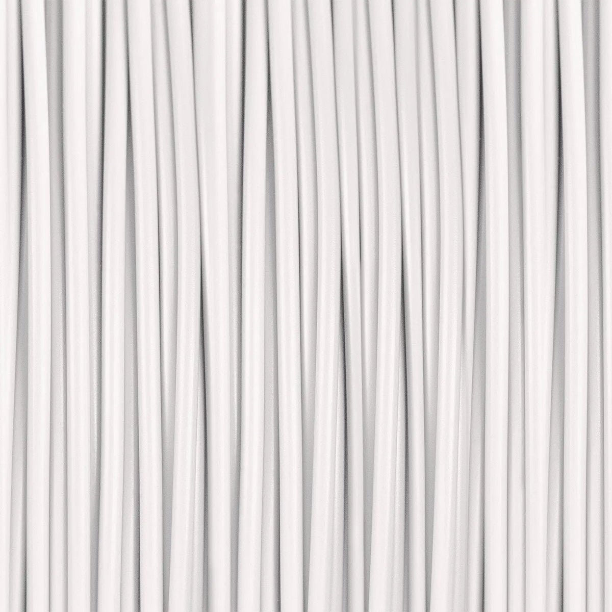 Gros plan de filaments blancs alignés verticalement sur fond blanc