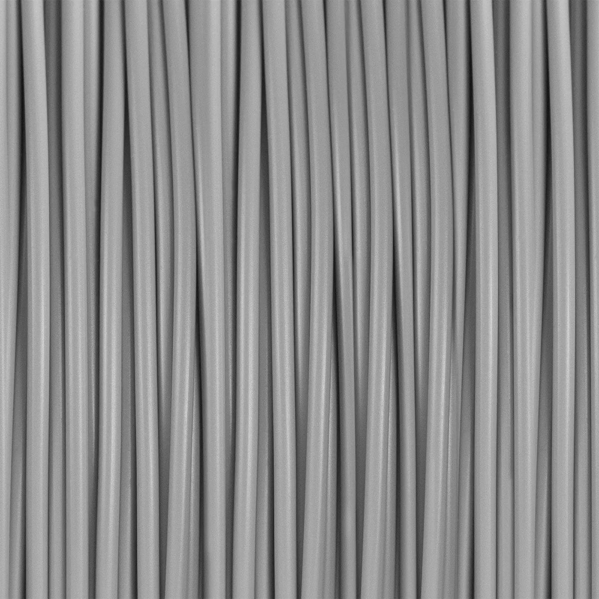 Gros plan de filament gris acier en brins verticaux serrés sur fond neutre