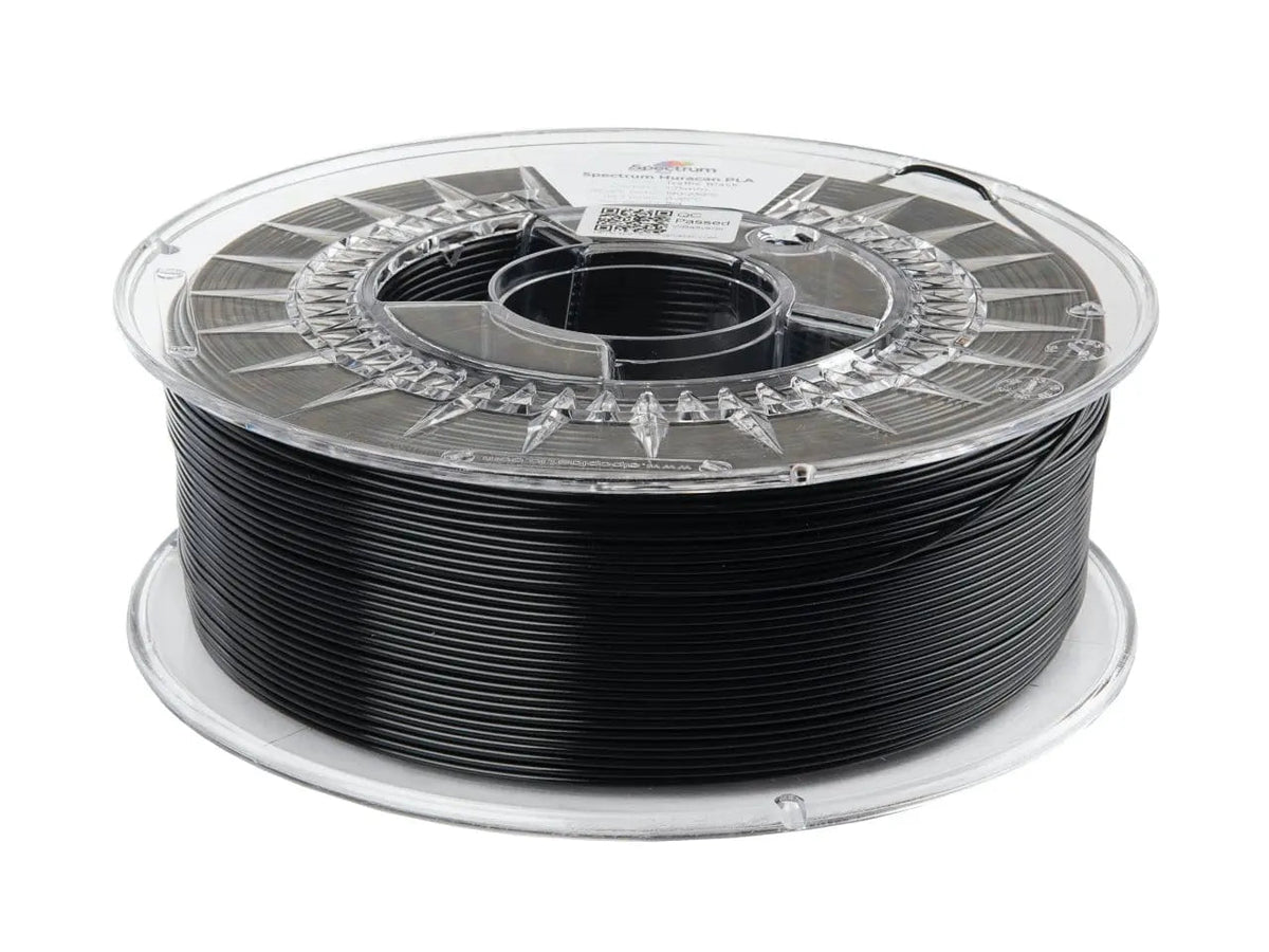 Bobine de filament noir dans une bobine transparente vue de trois quarts sur fond blanc