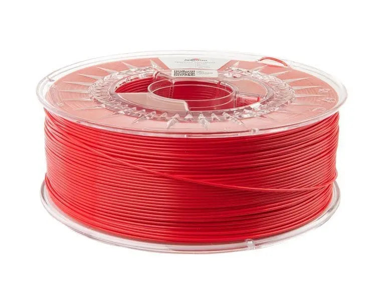Bobine de filament rouge vif enroulée sur un plateau transparent, vue de trois quarts sur fond blanc
