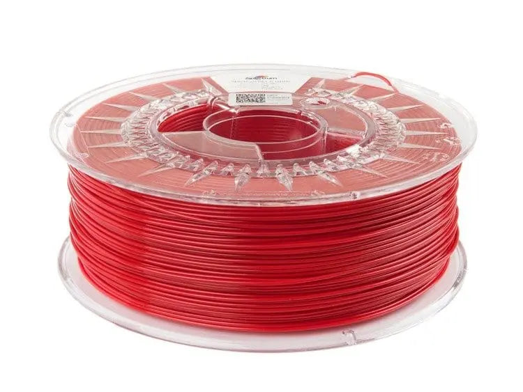 Bobine de filament rouge transparente, vue de trois quarts sur fond blanc