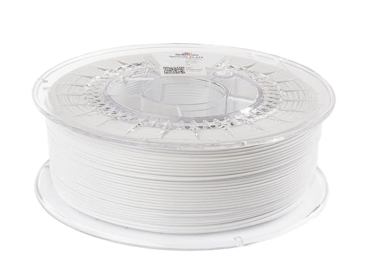 Bobine de filament blanc translucide sur une spoule transparente, vue de trois quarts sur fond blanc