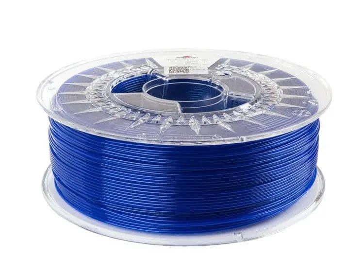Bobine de filament bleu transparent enroulée sur une bobine plastique transparente, vue de trois quarts sur fond blanc