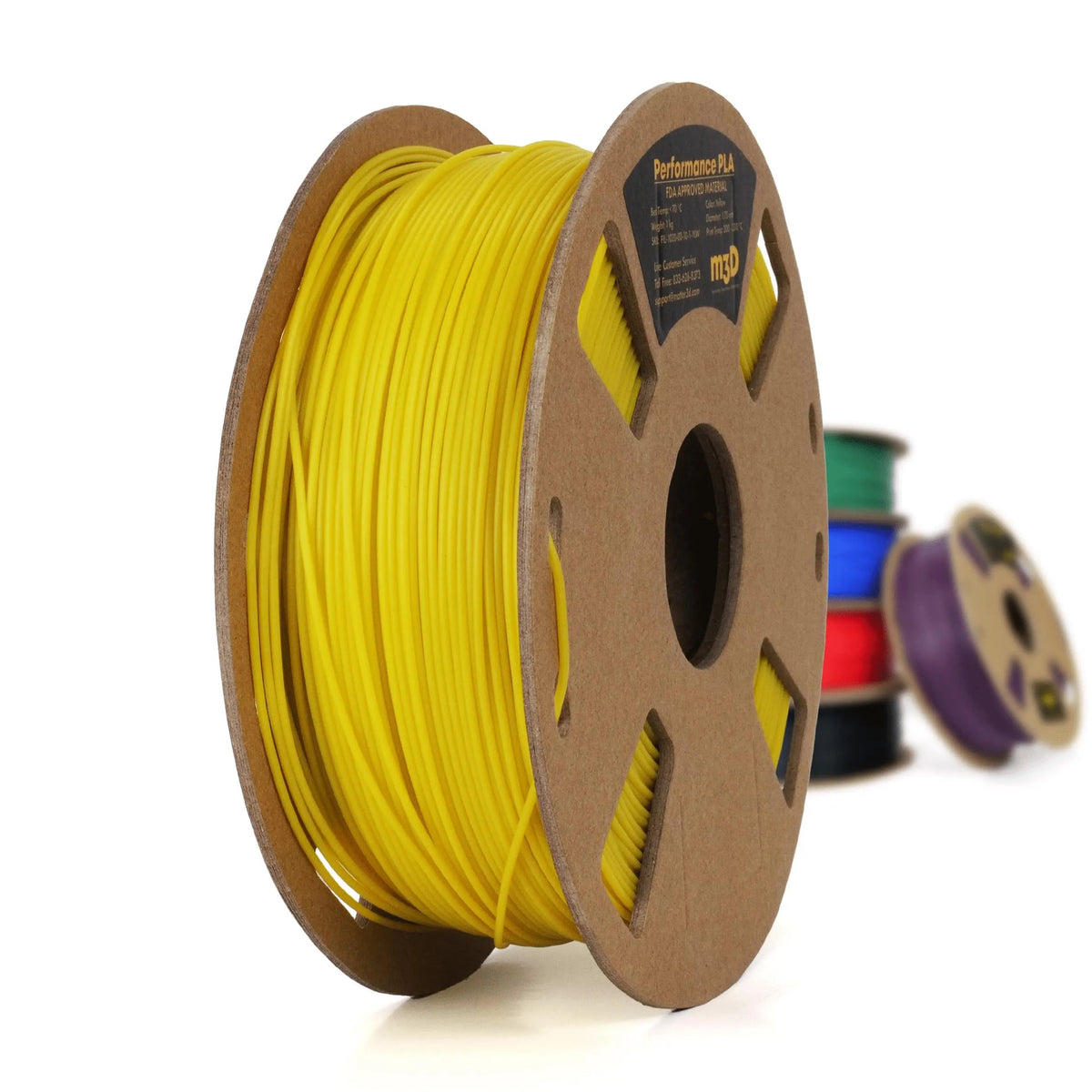Bobine de filament jaune en carton vue de trois quarts, avec plusieurs bobines floues en arrière-plan