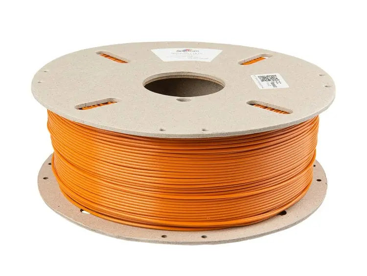Bobine de filament orange sur carton, vue de trois quarts sur fond blanc